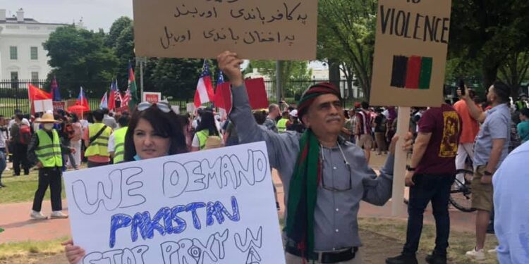 افغانان د سپينې ماڼۍ مخې ته: زموږ په هېواد کې نیابتي جګړه ختمه کړئ