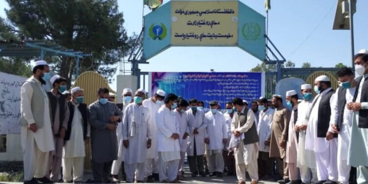 خوست کې روغتیايي کارکوونکي: له څلورو میاشتو راهیسې مو معاش نه دی راکړل شوی