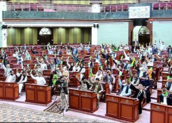 وکیلان: د کرونا لپاره دې ښوونځي او پوهنتونونه نه رخصتېږي