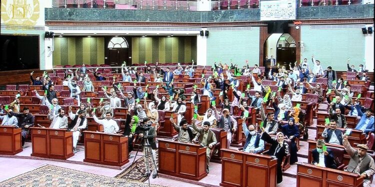 وکیلان: د کرونا لپاره دې ښوونځي او پوهنتونونه نه رخصتېږي