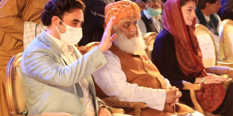 پاکستان کې مخالفو ګوندونو؛ له خپل حکومته د افغانستان په اړه سپیناوی غوښتی