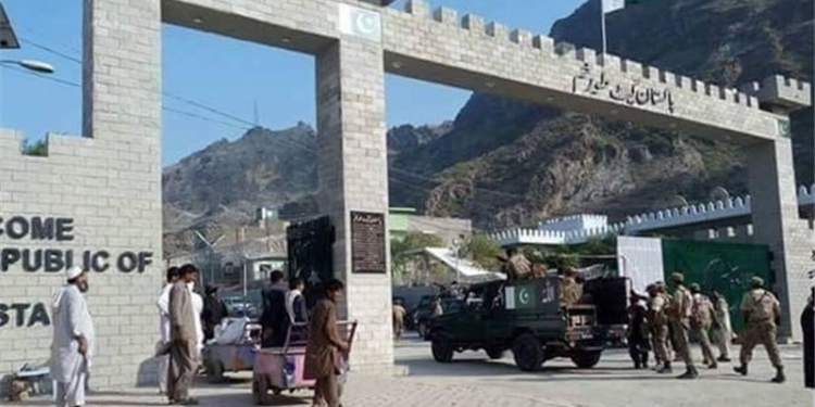 پاکستانی لوری؛ افغان ناروغانو ته پر تورخم د تګ راتګ اجازه ورکوي