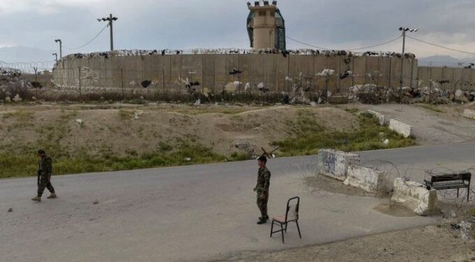 د بګرام اډې ځينې برخې د خلکو له خوا لوټل شوې دي