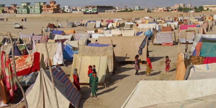 کندوز کې جګړې؛ تر لسو زرو ډېر کسان له خپلو مېنو بېځایه شوي دي