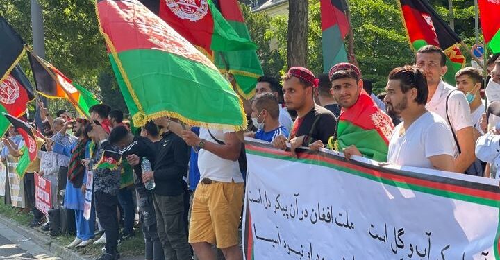 آلمان کې لسګونه افغانانو د پاکستان پر ضد لاریون کړی دی