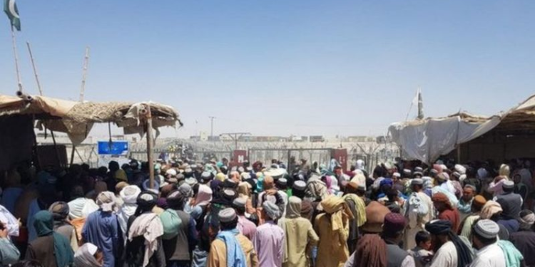 چمن کې؛ د پاکستاني عسکرو او افغان مسافرو تر منځ اخ و ډب شوی