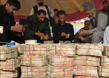 طالبان: تجاران؛ صرافان او بانکونه دې ډاډه اوسي هر څه یې خوندي دي