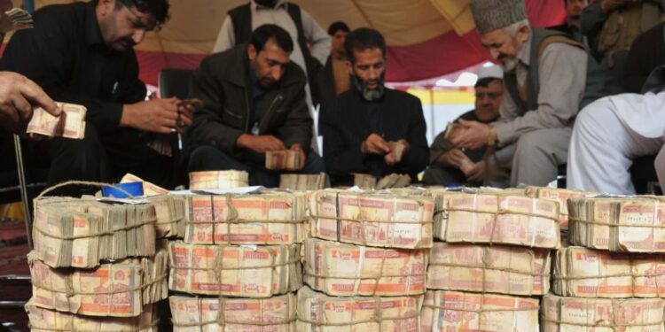 طالبان: تجاران؛ صرافان او بانکونه دې ډاډه اوسي هر څه یې خوندي دي