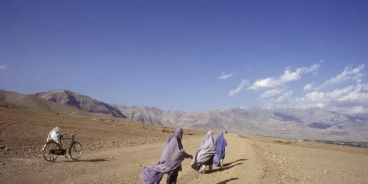 نیویارکر:امریکا کلیوالې ښځې بمبارولې،ښاري ښځو ته یې حقوق غوښتل