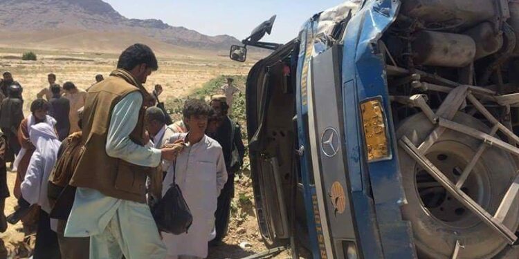 بدخشان کې ترافیکي پېښه کې اته کسان مړه شوي