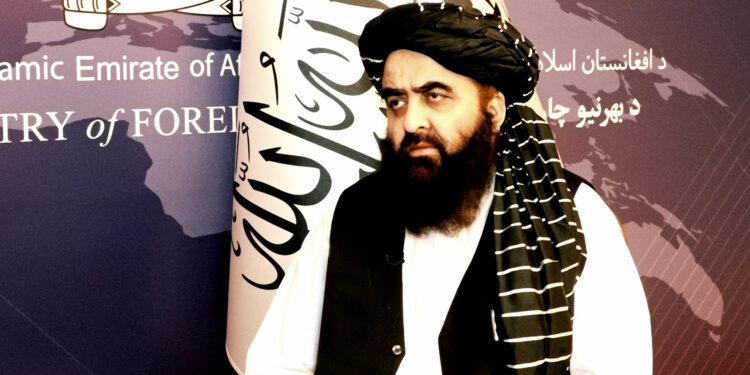 متقي: د هغو ډلو پر وړاندې مبارزه کوو چې په افغانستان کې سوله ګواښي