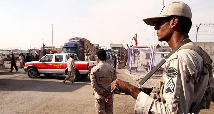 افغان لوري ایراني عسکرو ته د ناسم چلند په تړاو خبرداری ورکړی