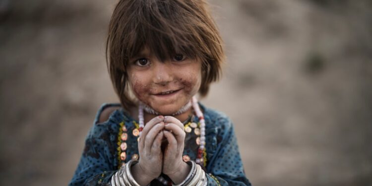 سور صلیب: افغانستان کې تر ۱۸ میلیونو ډېر کسان بشري مرستو ته اړتیا لري