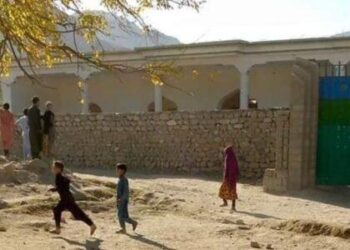 ننګرهار کې چاودنې ۱۵ لمونځ کوونکي ټپيان کړل