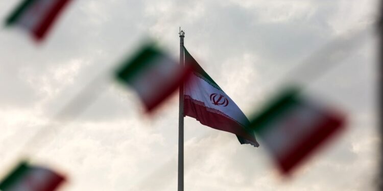 سیاسي فعالانو؛ ایران کې د احتمالي جګړې خبرداری ورکړی