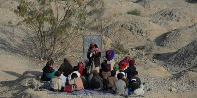 د ښوونکو نړیواله ټولنه: افغانانو سره دې مرستې ډېرې کړل شي