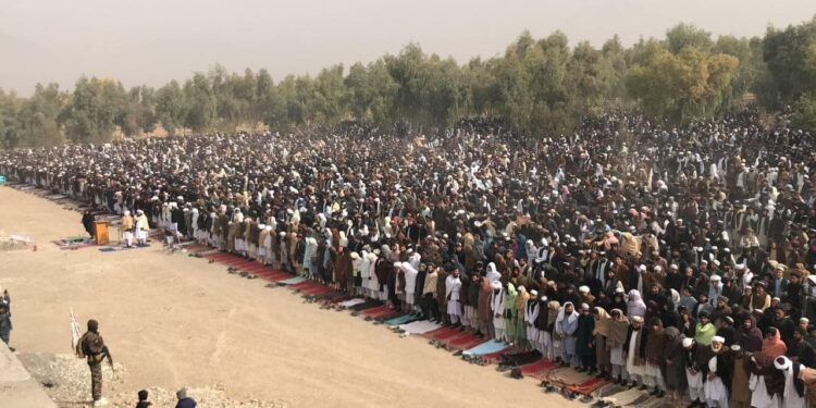 کندهار کې زرګونو خلکو د استسقا لمونځ ادا کړ