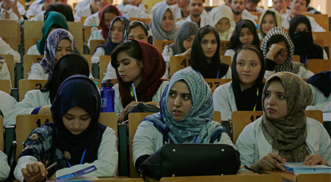 سرپرست وزیر: ډېر ژر به نجونې بېرته پوهنتونونو ته ستنې شي