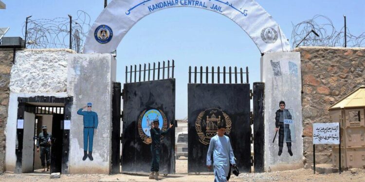د کندهار له زندانه ۴۰ زندانیان خوشې شوي دي