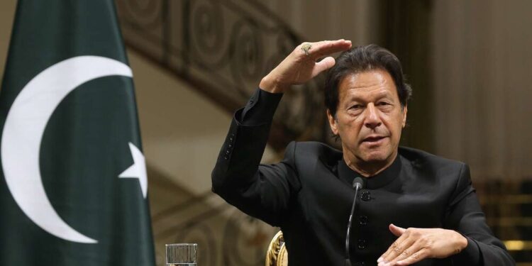 داوړ عمران خان ته: افغانان دې مرستې نه غواړي صرف دوه مخیتوب پرېږده