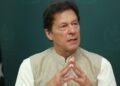 عمران خان بیا پور اخلي؛ کارپوهان وایي پاکستان په غرقېدو دی