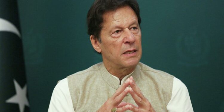 عمران خان بیا پور اخلي؛ کارپوهان وایي پاکستان په غرقېدو دی