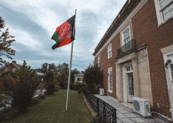 واشنګټن کې افغان سفارت: یوازې قونسلي چارې مخ ته وړو