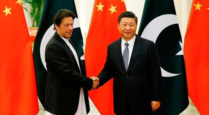 عمران خان: هېوادونه دې د افغانستان د ژغورلو لپاره لاس په کار شي