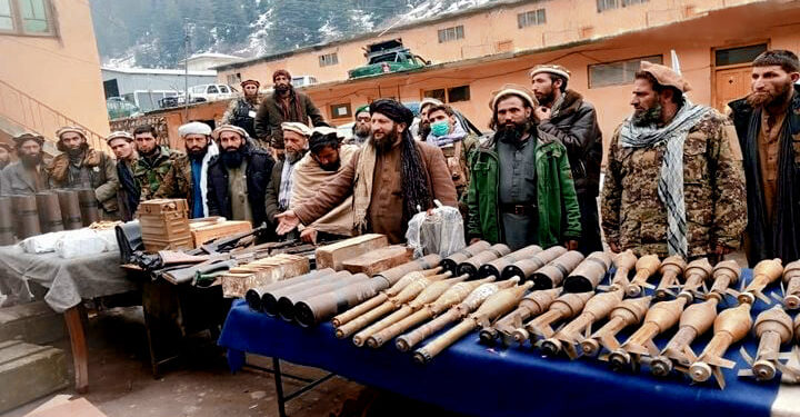 نورستان کې؛ یوه جهادي قومندان خپلې وسلې حکومت ته وسپارلې