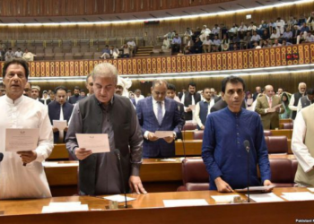 د عمران خان د واک سلګۍ؛ ښايي پارلمان د باور رایه ترې واخلي