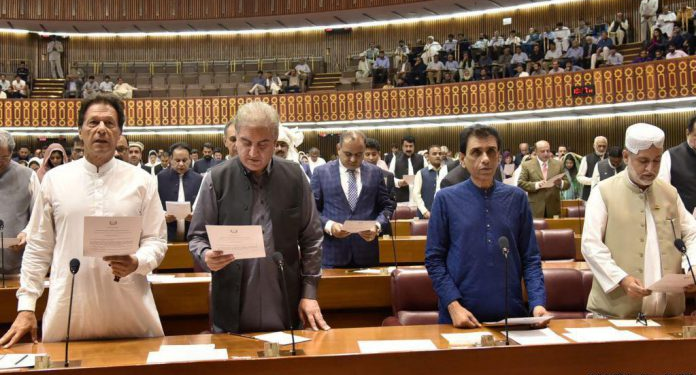 د عمران خان د واک سلګۍ؛ ښايي پارلمان د باور رایه ترې واخلي