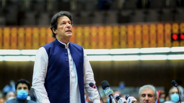 د پاکستان لومړی وزیر عمران خان له دندې ګوښه کړل شو