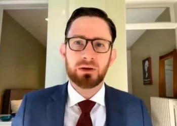 ټام وېسټ: د افغان نجونو ښوونځي دې ژر تر ژره پرانیستل شي
