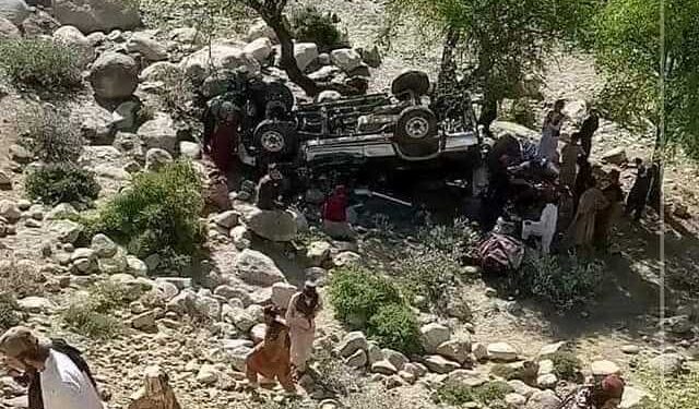 نورستان کې ترافیکې پېښه؛ ۱۷ کسانو ته مرګ ژوبله اوښتې