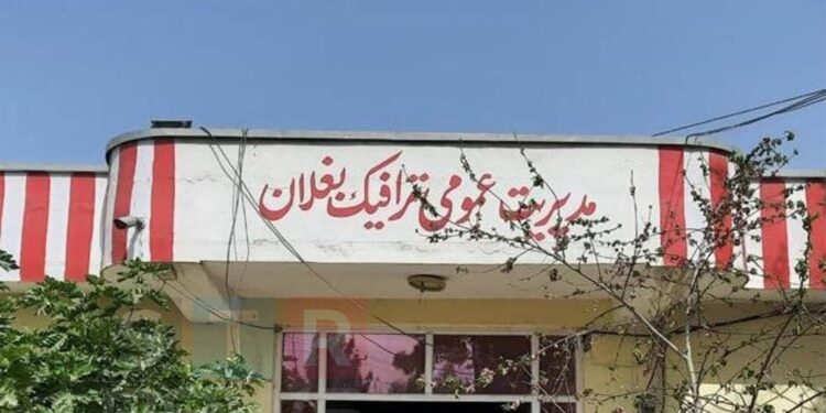 بغلان کې ترافیکي پېښه؛ څلورو کسانو ته مرګ ژوبله اوښتې