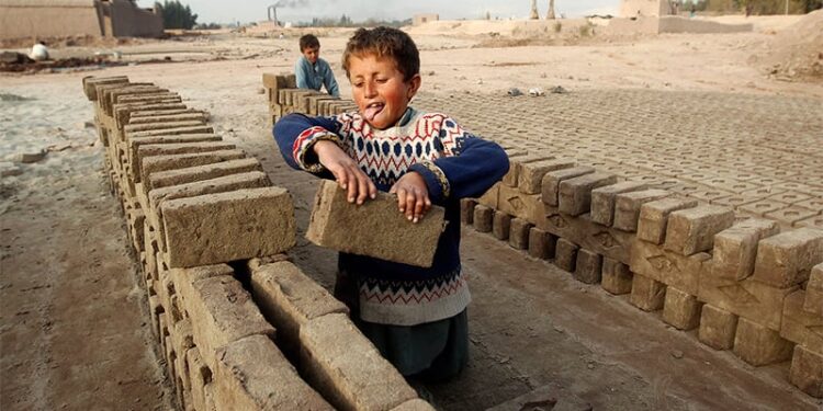 سور صلیب: د افغان کارګرو ماشومانو شمېر ورځ تر بلې په ډېرېدو دی