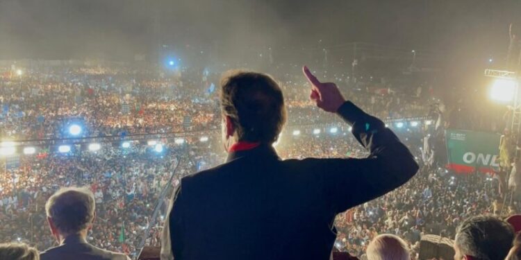 عمران خان خپلو پلویانو ته: د اسلام اباد پر لور د ازداۍ لاریون ته چمتو شئ