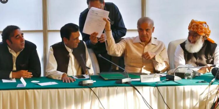 پاکستان کې مخالف ګوندونه: عمران خان بغاوت کړی سزا یې عمري بند یا اعدام دی
