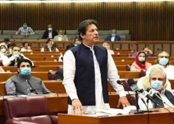 پاکستان کې کړکېچ؛ عمران خان له خپلې دندې لرې کړل شو