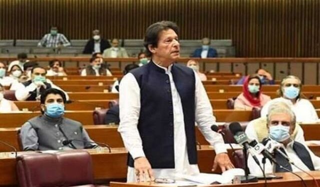 پاکستان کې کړکېچ؛ عمران خان له خپلې دندې لرې کړل شو