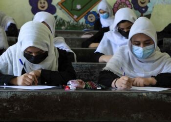 د بشري حقونو څار ادارې د نجونو د ښوونځیو پر پرانیستو ټینګار کړی