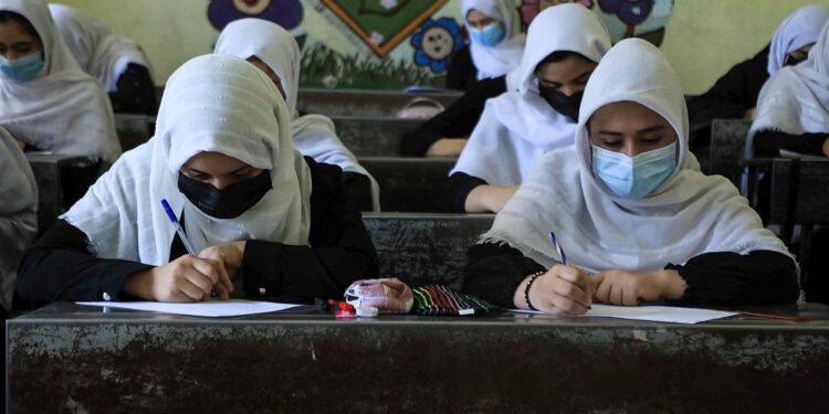 د بشري حقونو څار ادارې د نجونو د ښوونځیو پر پرانیستو ټینګار کړی