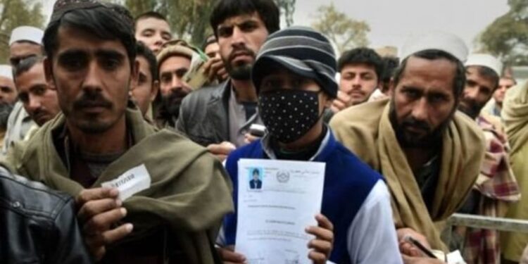 د ګالپ سروې: اکثریت افغانان له هېواده د وتلو هڅه کوي