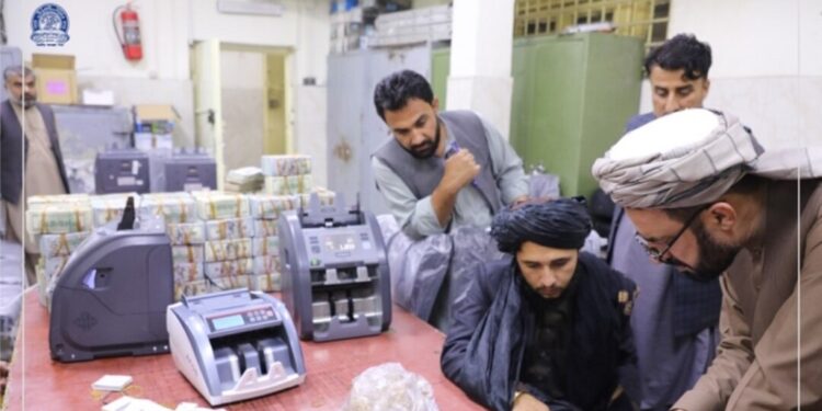 ديپلومات: افغانستان د مالي منابعو مدیریت کې همکارۍ ته اړتیا لري