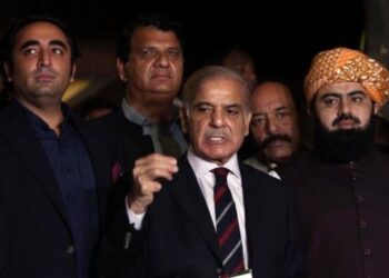 شهباز شریف: عمران خان د سياست پر ځای دسيسو ته مخه کړې