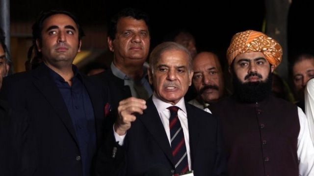 شهباز شریف: عمران خان د سياست پر ځای دسيسو ته مخه کړې