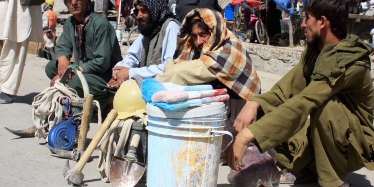 د کاراو ټولنيزو چارو وزارت: د شتمنيو کنګل کېدو په هېواد کې ستونزې زیاتې کړې دي