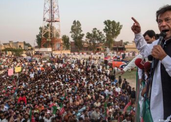عمران خان: د خلکو له سمندر سره به د اسلام اباد پر لور لاریون وکړو