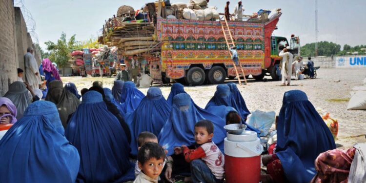 تېرو ۴ ورځو کې له پاکستانه ۱۶۰ کورنۍ هېواد ته راستنې شوې دي