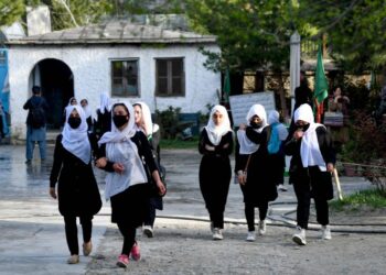 پوهنې وزارت: د نجونو د ښوونځیو د پرانیستلو لپاره ناستې دوام لري
